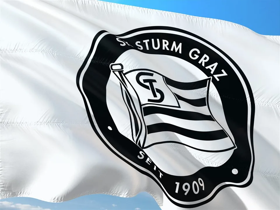 Wehende Fahne mit dem Wappen des SK Sturm Graz
